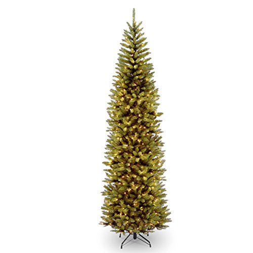  National Tree Company 会社が照明を当てた人工的なクリスマスツリーには、事前に張られた白いライトとスタンド、キングスウッドファースリムが含まれ...