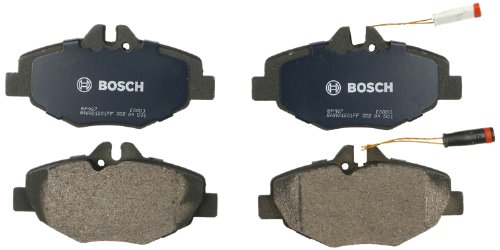 Bosch BP987 QuietCast プレミアム セミメタリック ディスク ブレーキ パッド セット - 一部の Mercedes-Benz E320、E350 と互換性があります。正面